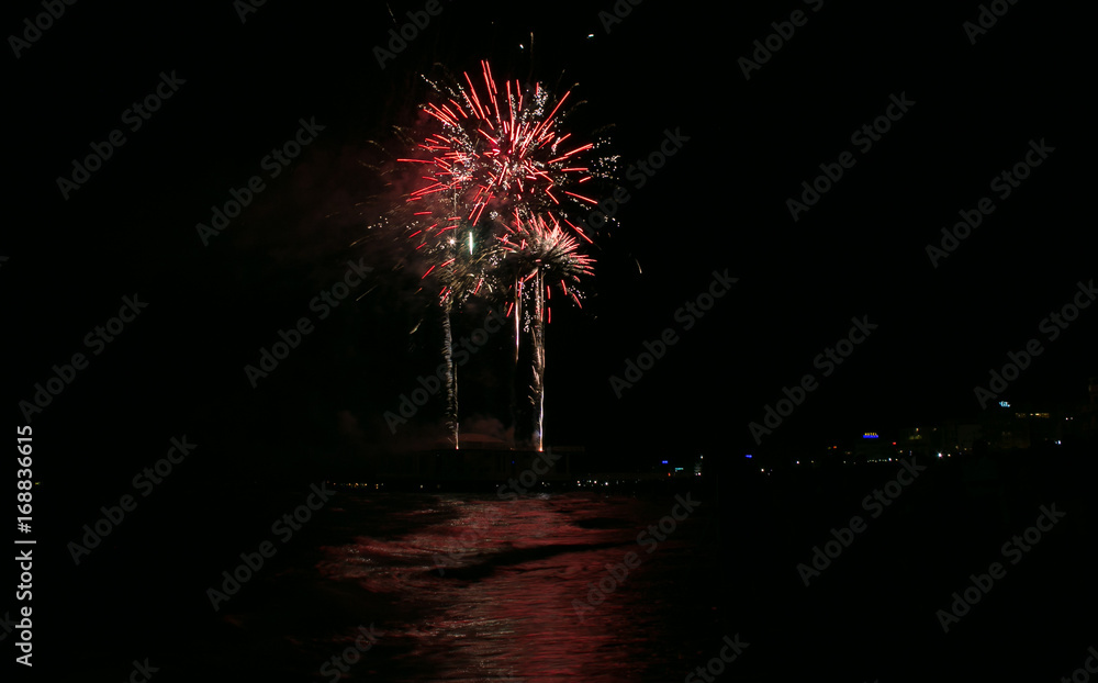 Fuochi d'artificio o pirotecnici la notte di Capodanno Fuochi d'artificio o pirotecnici la notte di Capodanno