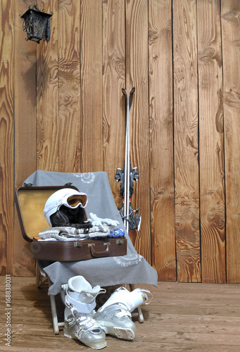 valise  et équipement pour le ski sur  terrasse bois