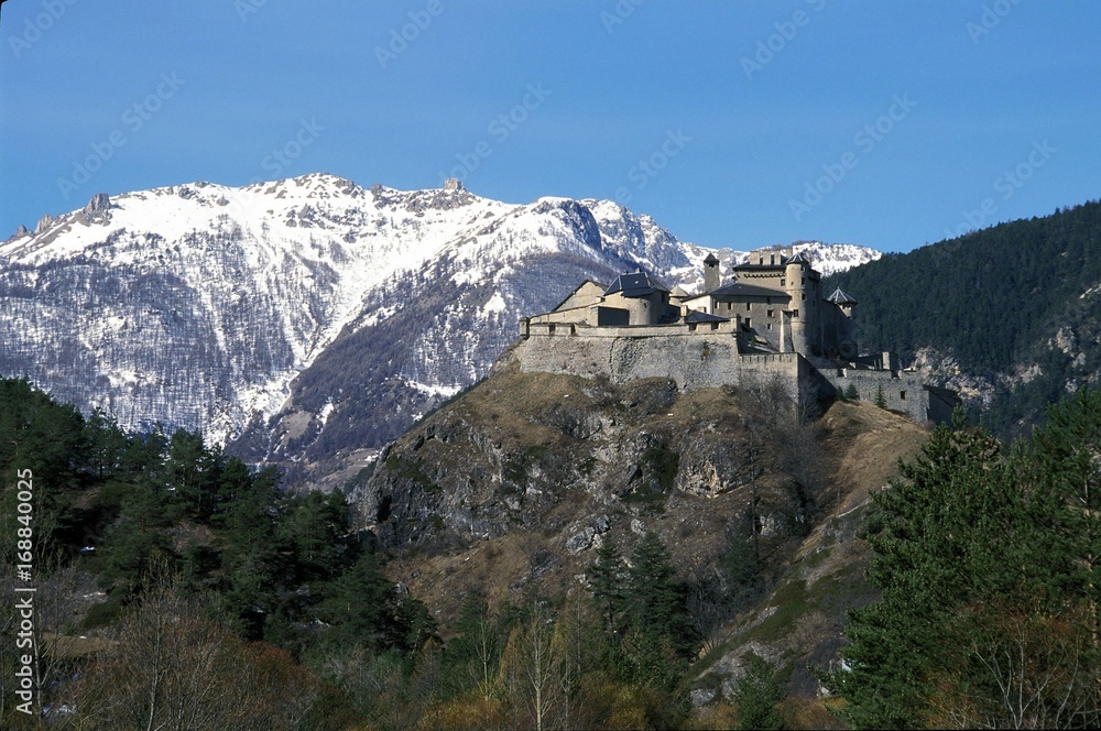 Fort-Queyras sur son piton rocheux dans les hautes Alpes
