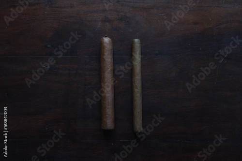 zwei Zigarren aus Kuba bereit für den Rauch Genuss auf einem Massiven Holztisch