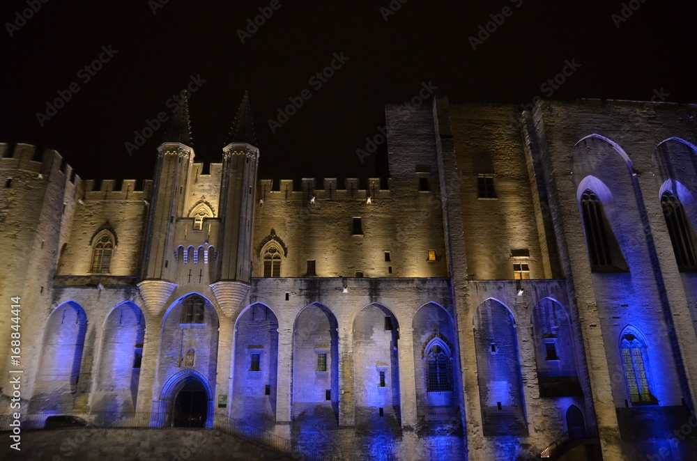 Fototapeta premium Palais des Papes à Avignon éclairé la nuit