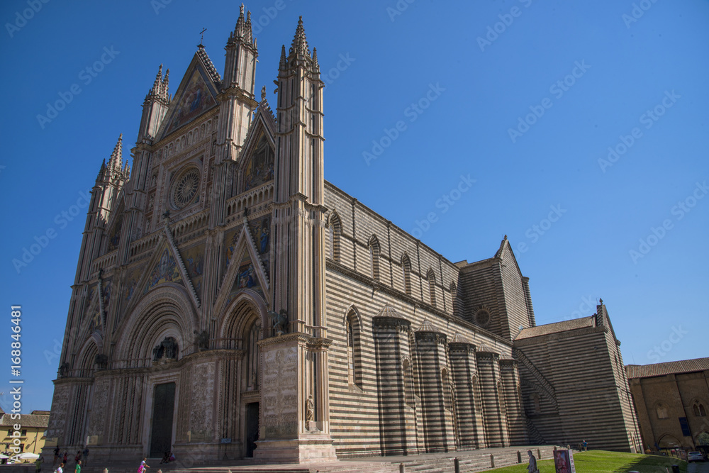 Fototapeta premium ORVIETO, ITALY - JULY 2017- Orvieto Cathedral (Duomo di Orvieto, Cattedrale di Santa Maria Assunta). Sunny day.