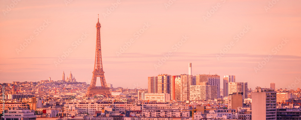 Naklejka premium Panoramiczna panorama Paryża z wieżą Eiffla o zachodzie słońca, Montmartre w tle, koncepcja podróży po mieście Francji i Europy