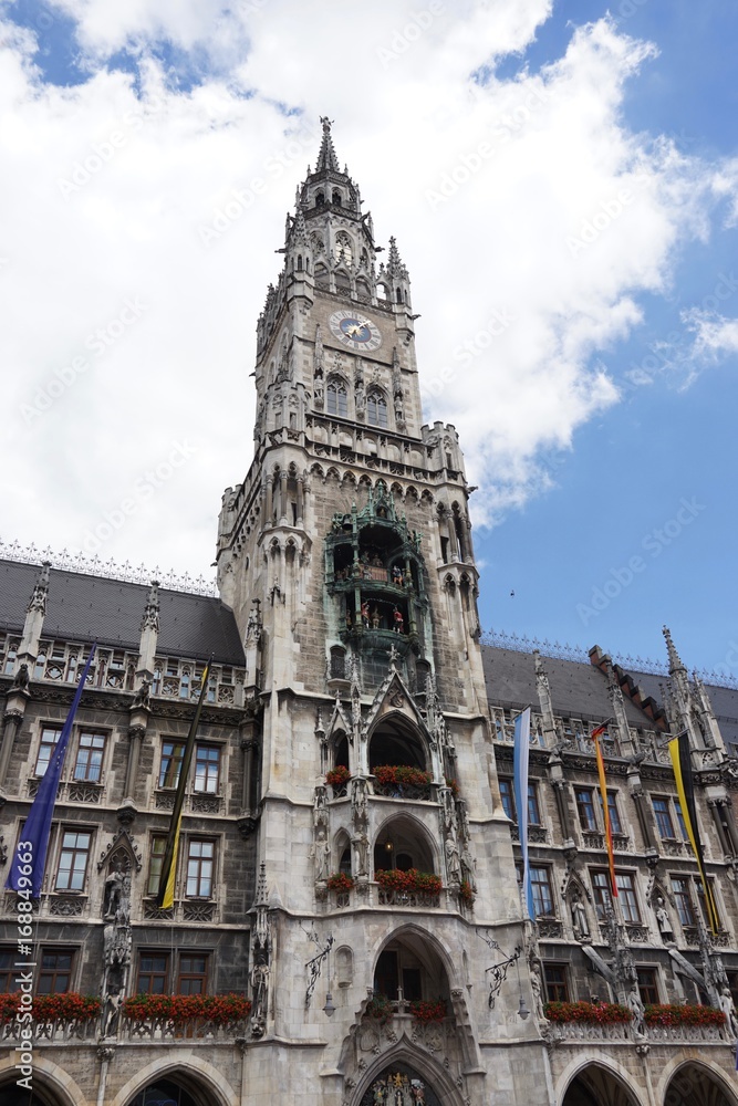 Fototapeta premium Panorama miasta Monachium: Marienplatz, ratusz, Frauenkirche, kolumna maryjna