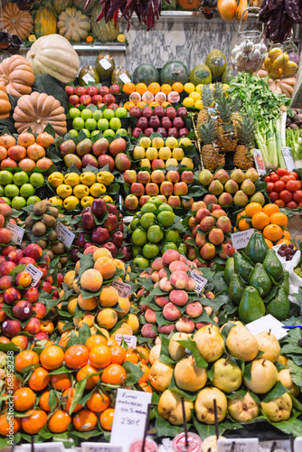 Fototapeta Naklejka Na Ścianę i Meble -  Frutta al mercato