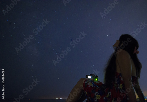 Ragazza ammira volta celeste.