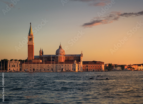 hermosa vista de San Giorgio Maggiore, en Venecia, Italia durante la puesta de sol