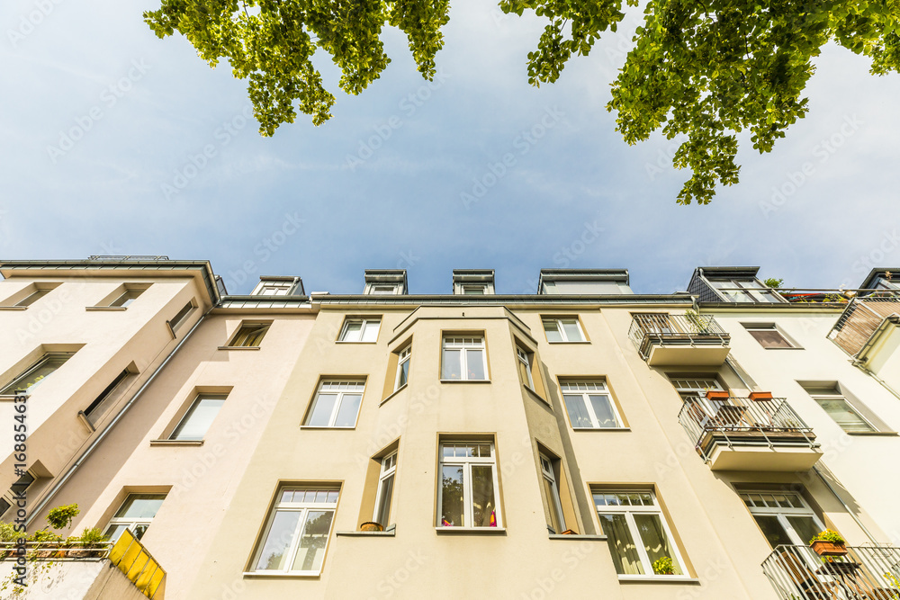 Fototapeta premium altbau wohnungen wie in berlin köln münchen