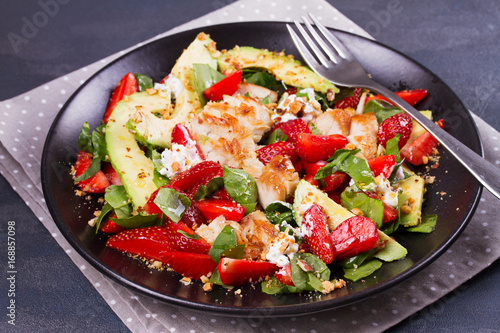 Chicken, strawberry, avocado and spinach salad with almonds