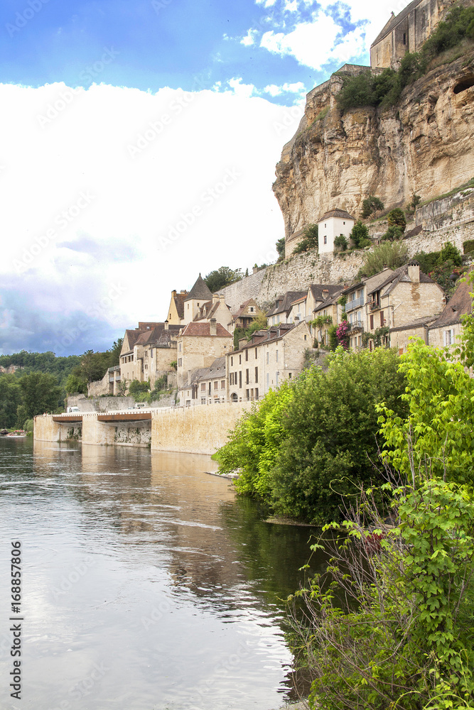 Fototapeta premium Beynac et Cazenac. Le village et la rivière. Dordogne. Nouvelle Aquitaine