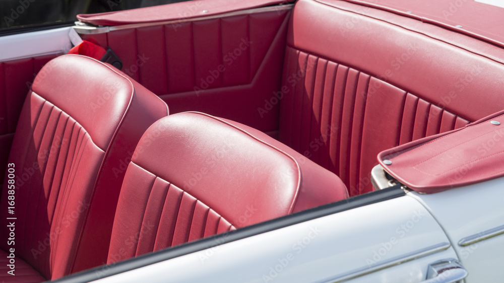 rote ledersitze in oldtimer auto. rote ledersitze in oldtimer auto.