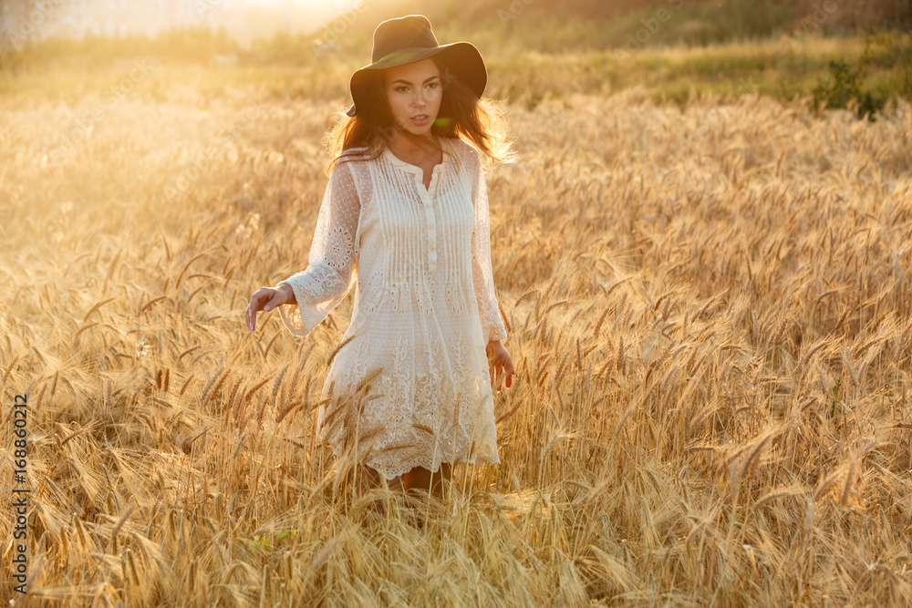 Obraz premium Amazing serious young woman standing in the field