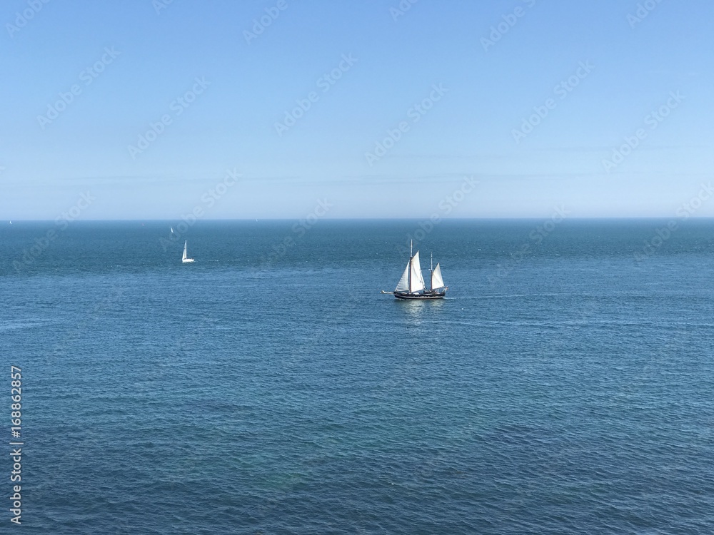 Obraz premium Sail ship on blue calm ocean during the day