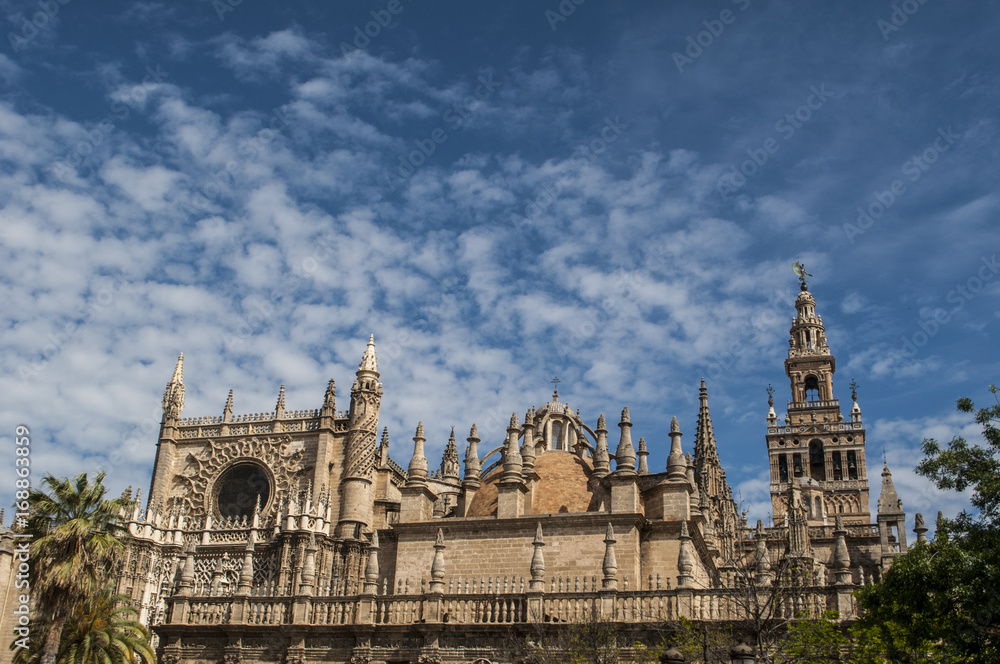 Fototapeta premium Spagna: la Cattedrale di Santa Maria della Sede, la Cattedrale di Siviglia, ex moschea consacrata come chiesa cattolica nel 1507, dove è sepolto Cristoforo Colombo, e La Giralda