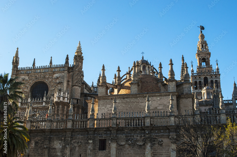 Spagna: la Cattedrale di Santa Maria della Sede, la Cattedrale di Siviglia, ex moschea consacrata come chiesa cattolica nel 1507, dove è sepolto Cristoforo Colombo, e La Giralda