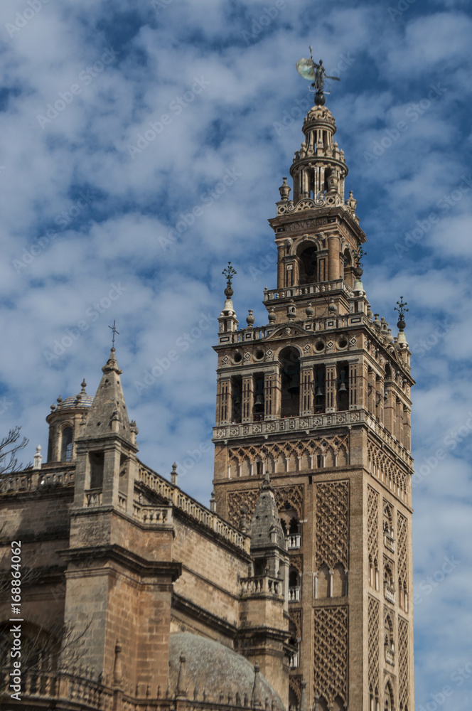 Spagna: La Giralda, il campanile della Cattedrale di Siviglia, costruito come minareto nel periodo moresco e con aggiunte rinascimentali dopo l'espulsione dei musulmani