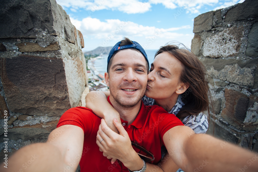 Obraz premium Beautiful couple making selfie in instagram in Sudak, Russia
