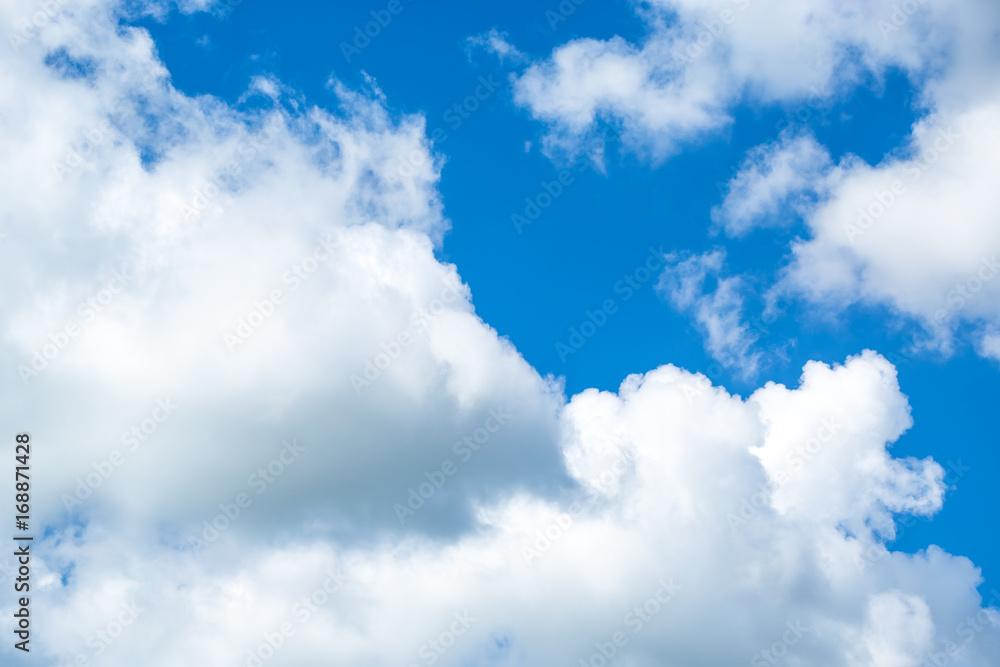 Obraz premium White fluffy clouds in the blue sky