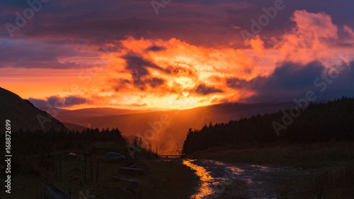 Sonnenuntergang im Dunst der Berge Irlands