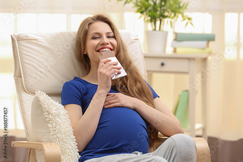 Emotional pregnant woman si...