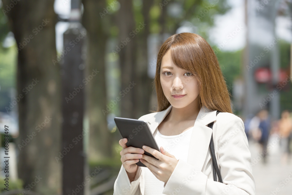 ビジネスウーマン　タブレット