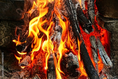 текстура из яркого пламени костра на природе