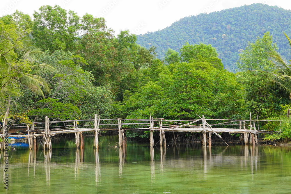 Holzbrücke am See