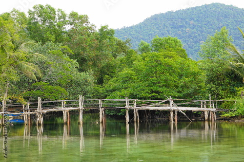 Holzbrücke am See