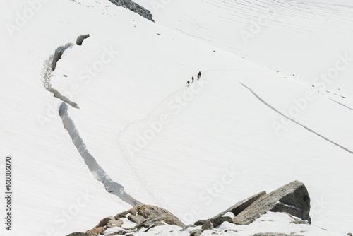 Alpinisti in cordata su ghiacciaio  photo