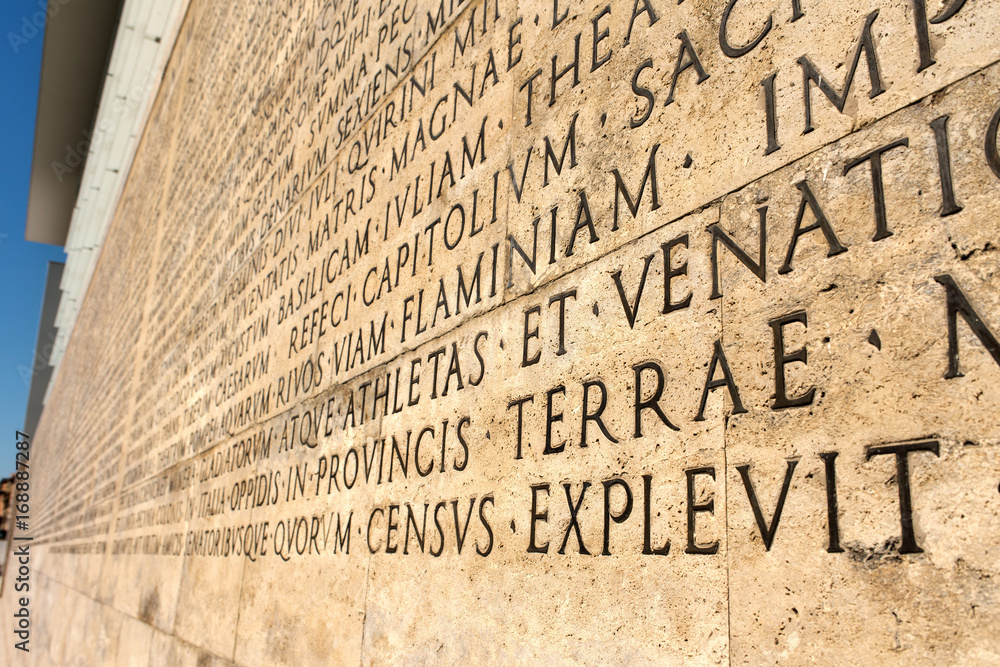 Muro esterno dell'Ara Pacis con Res gestae di Augusto