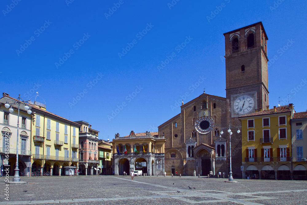 Piazza della Vittoria Lodi con Duomo e Loggia del Broletto Italia Europa 