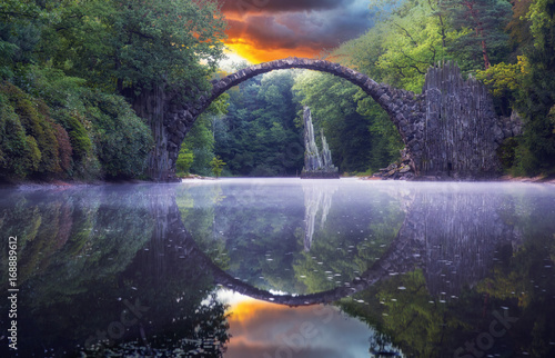 Rakotzbrücke in sureale mystische Stimmung