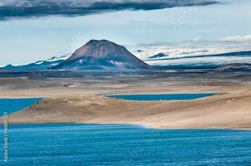 Lac, volcan et calotte glaciaire sur la route F26 Sprengisandur en Islande