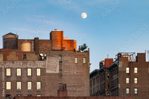 Obraz na płótnie Full moon rising above old brick buildings around Union Square Park in Manhattan, New York City w salonie