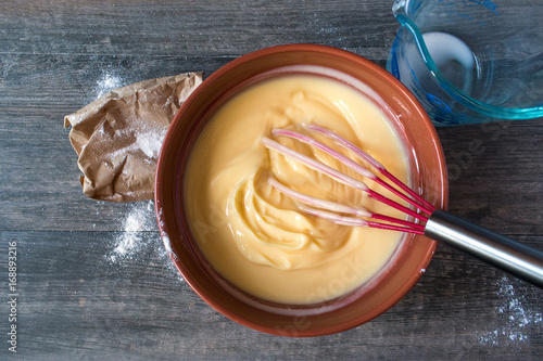 Fényképezés top view mixing ingredients for vanilla pudding