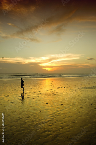 Jogging sulla spiaggia al tramonto