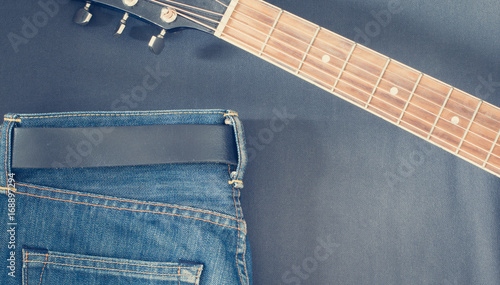 Jeans und Gitarrenhals, Breitbild