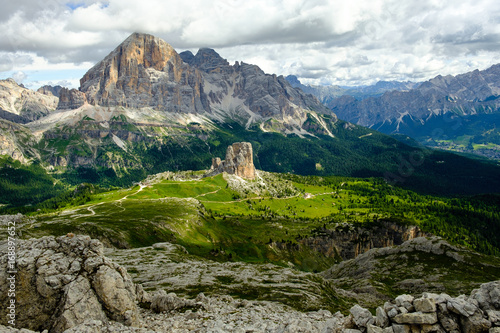 Blick auf Cinque Tore und Tofana di Rozes beim Aufstieg zum Rifugio Nuvolau, Dolomiten, Italien