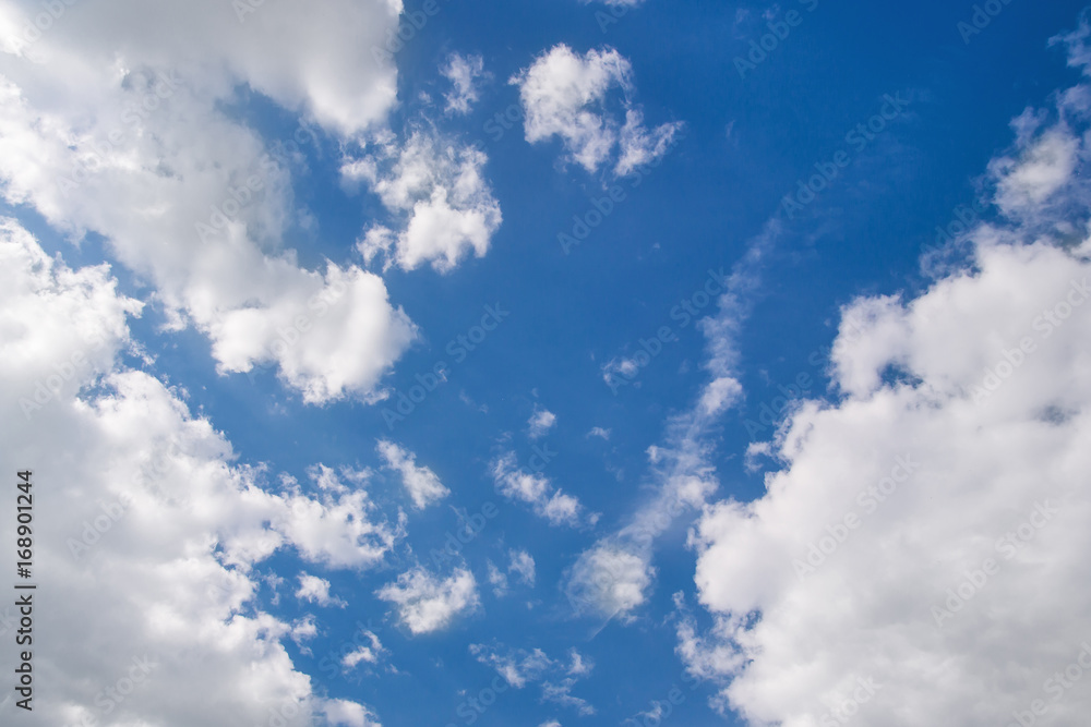 Obraz premium Clear blue sky with white clouds