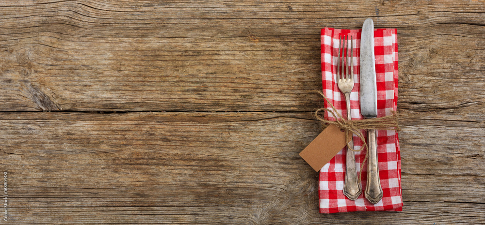 Obraz premium Table setting with tag on wooden background