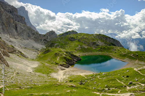 Blick auf einen Bergsee auf dem Dolomiten Höhenweg 1, Alta via 1, Italien