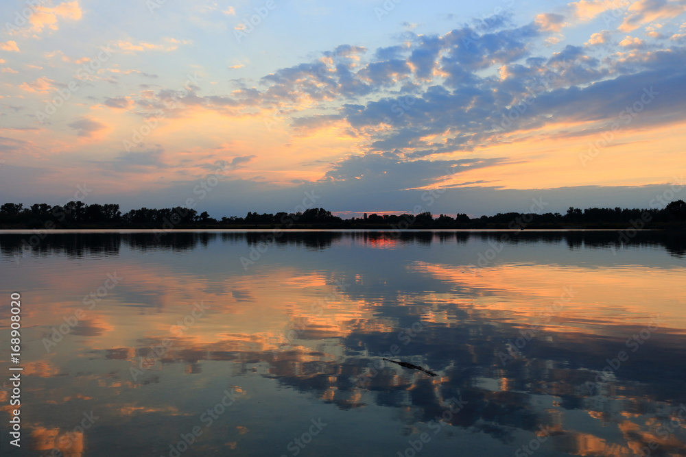  entspannter Sonnenuntergang am See