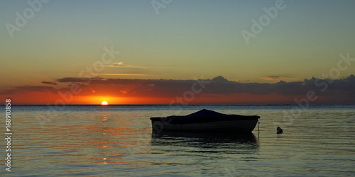 Barque de l'ile Maurice au soleil couchant  © GSM