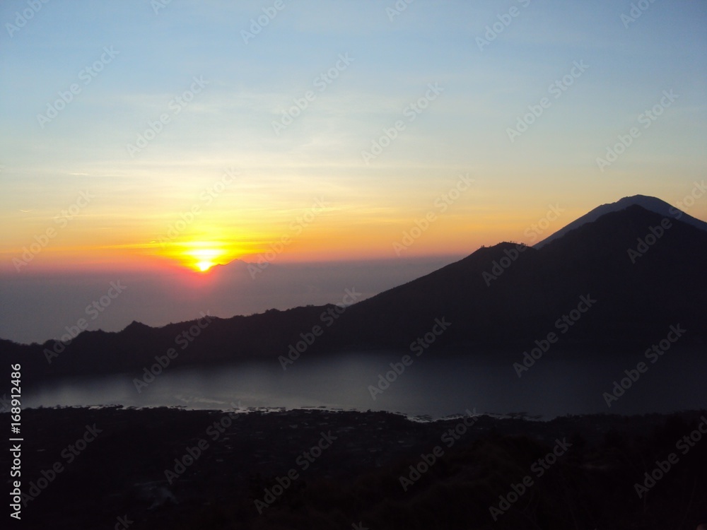 Sonnenaufgang auf dem Vulkan Mount Baur (Bali) Stock Photo | Adobe Stock