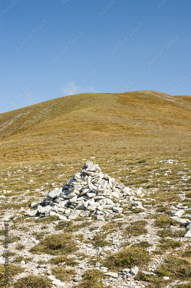 Piramide di pietra lungo le pendici di una montagna