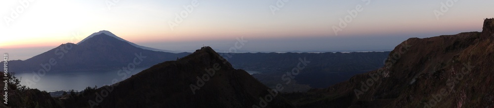 Panorama Sonnenaufgang vom Gipfel des Mount Batur auf Bali Panorama Sonnenaufgang vom Gipfel des Mount Batur auf Bali