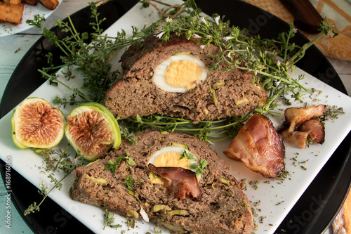 Gefüllter Hackbraten im Thymianbett