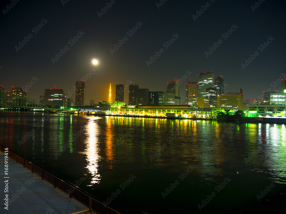 Obraz premium Beautiful reflection in the water of Yokohama city skyline at nigh