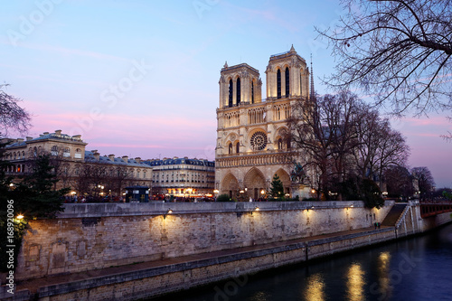 Notre Dame de Paris au crépuscule