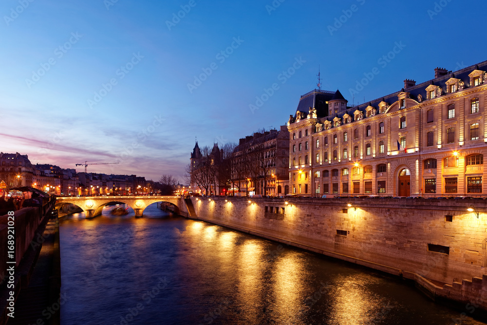 ambiance nocturne sur les quais